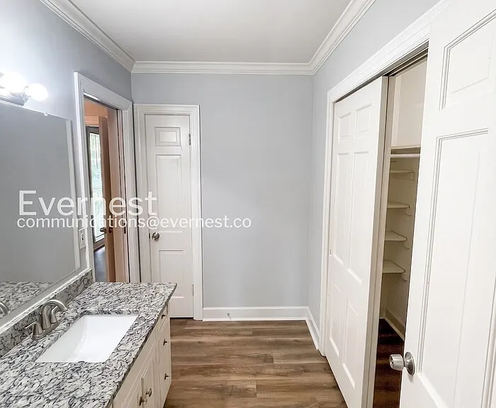 570 Hawkins Dr — Photo 16