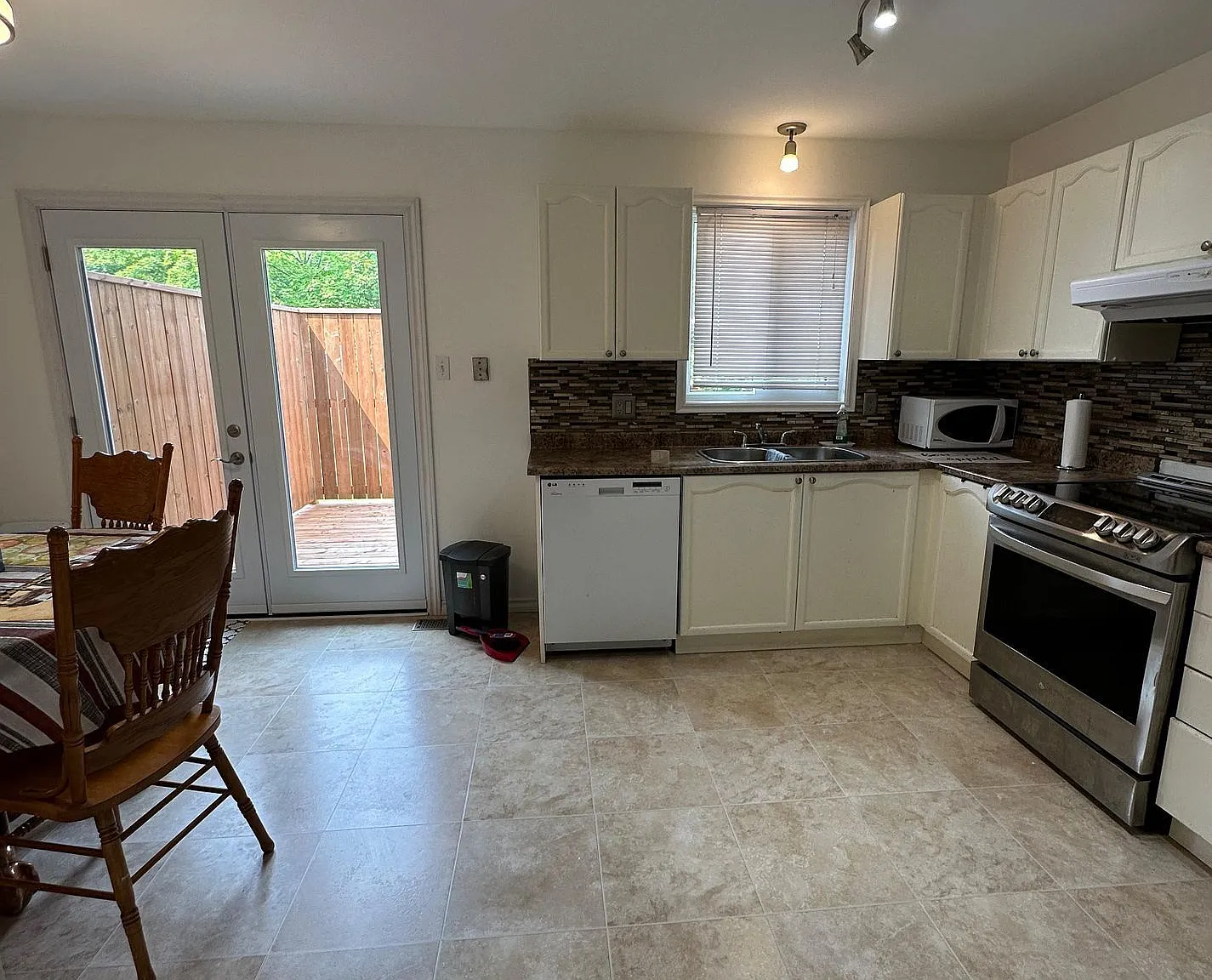 4 bed, $2,400 — Photo 3