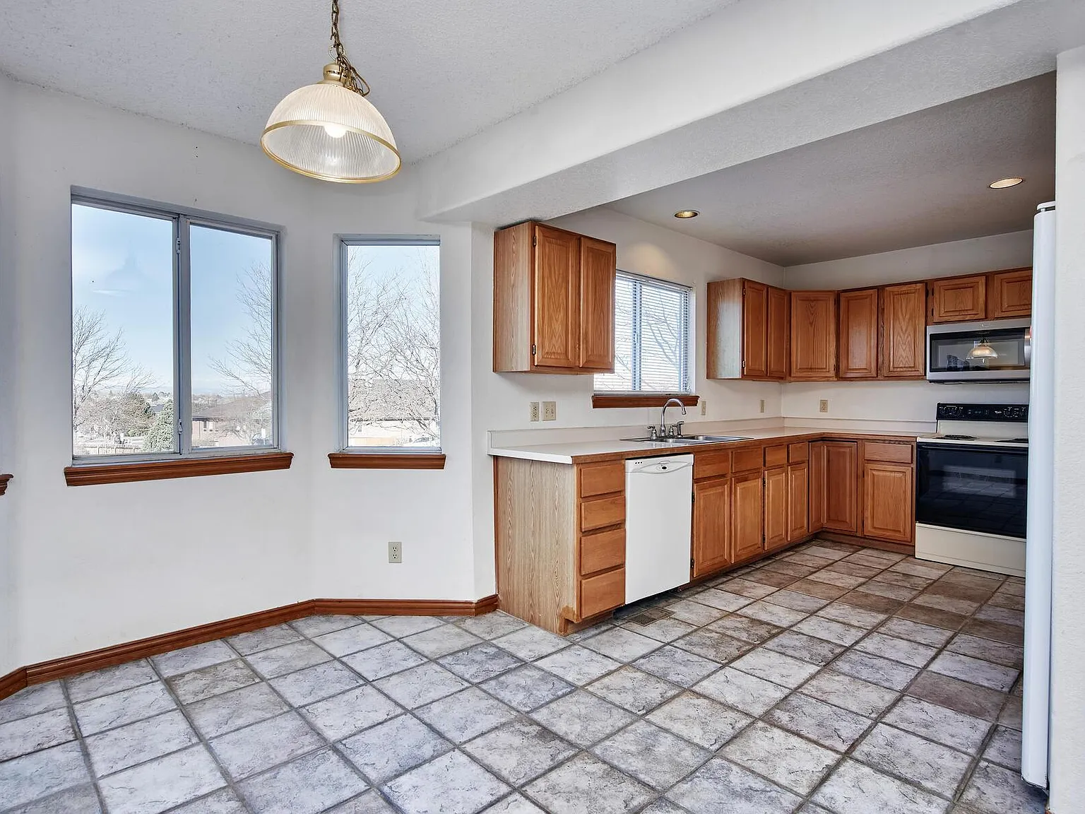 5 bed, 3.5 bath, 3500 sqft, $3,400 — Photo 4