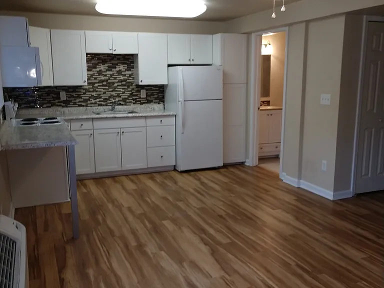 Lots of Cabinets & Eat In Space Lots of Cabinets & Eat In Space