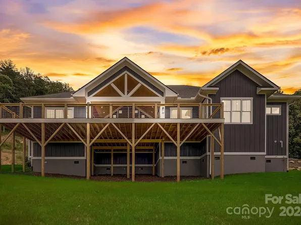 297 Maple Knoll Dr, Hendersonville, NC 28792