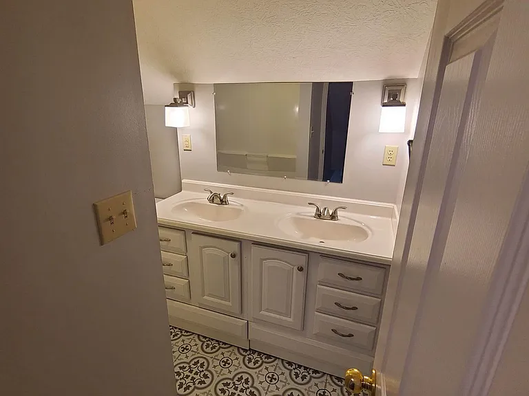 2nd Floor Full Bath (image 1)