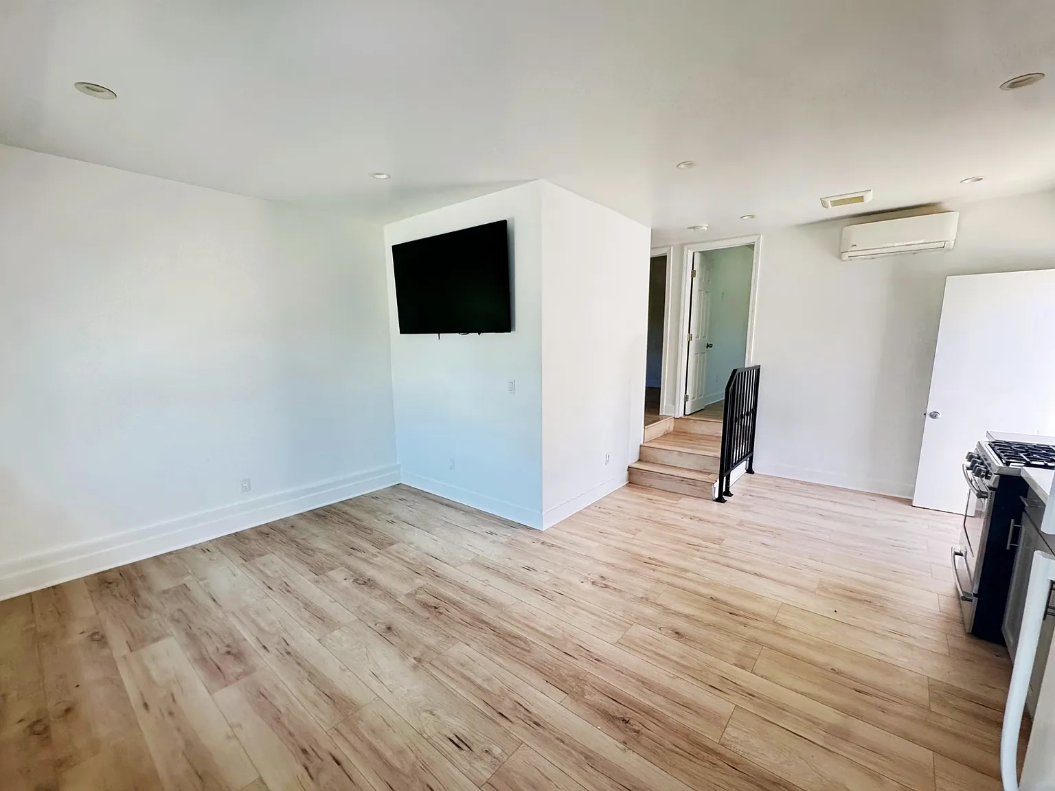 2 bed, 720 sqft, $2,449 — Photo 4