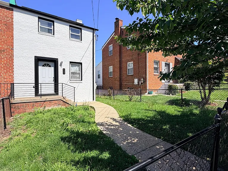 608 Chaplin St SE — Photo 1