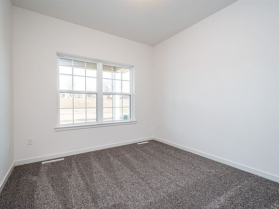 5th image of 567 Fawn Ave
