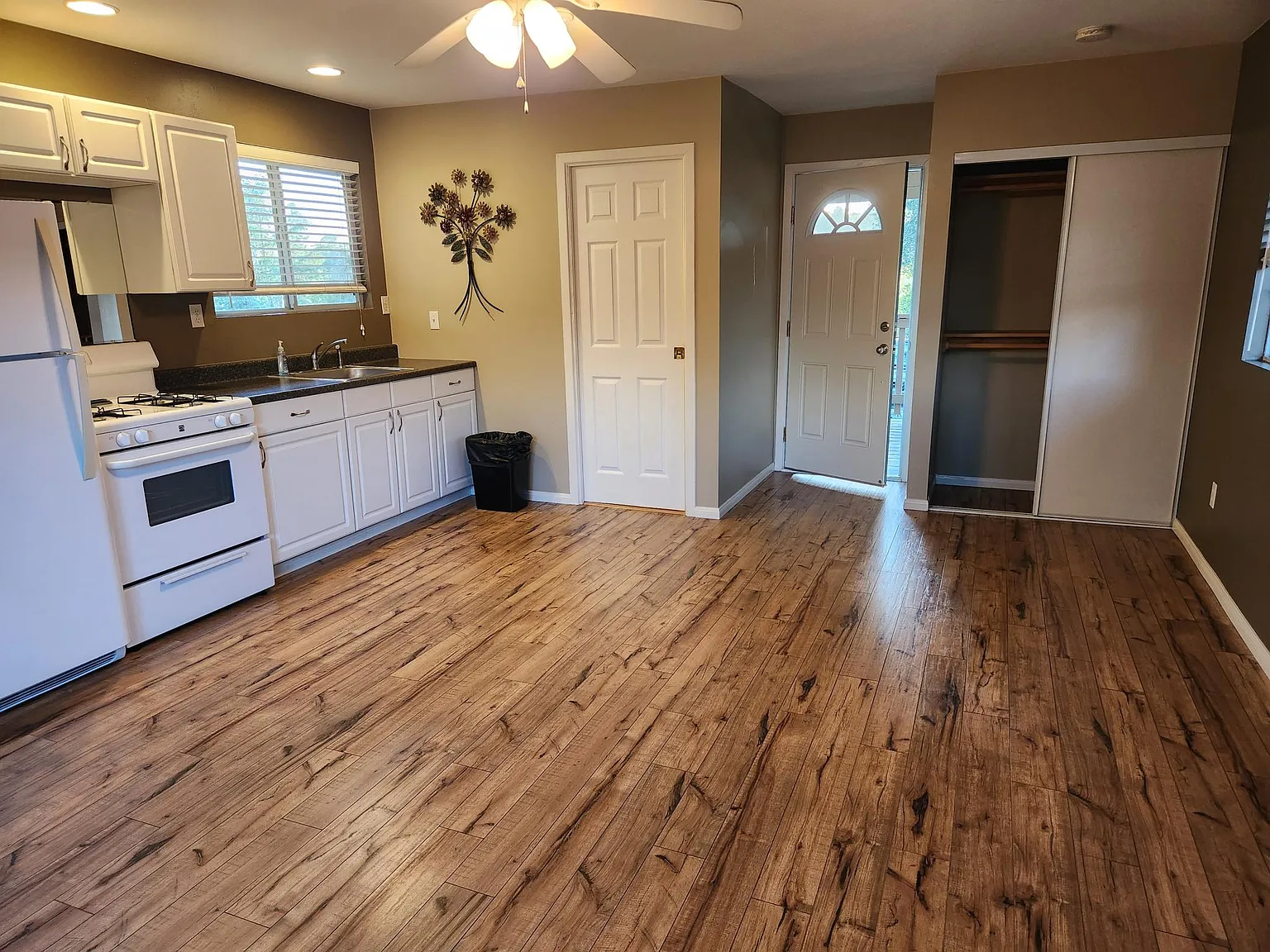 Studio, 400 sqft, $1,650 — Photo 3