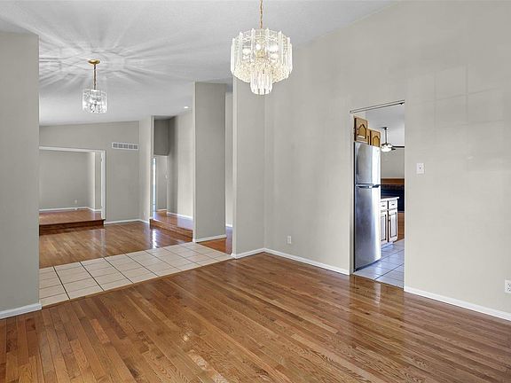 4th image of 2755 Meramar Dr