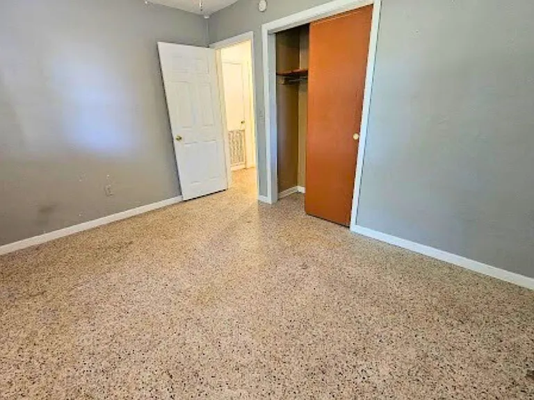 1216 E Myrtle St — Photo 10