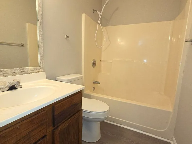 309 E Spruce St — Photo 8