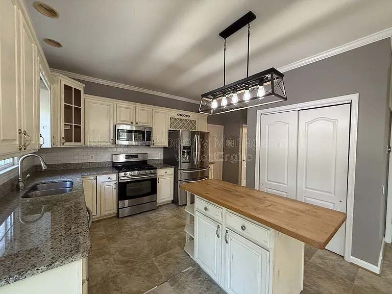 10500 Westfield Ln — Photo 17