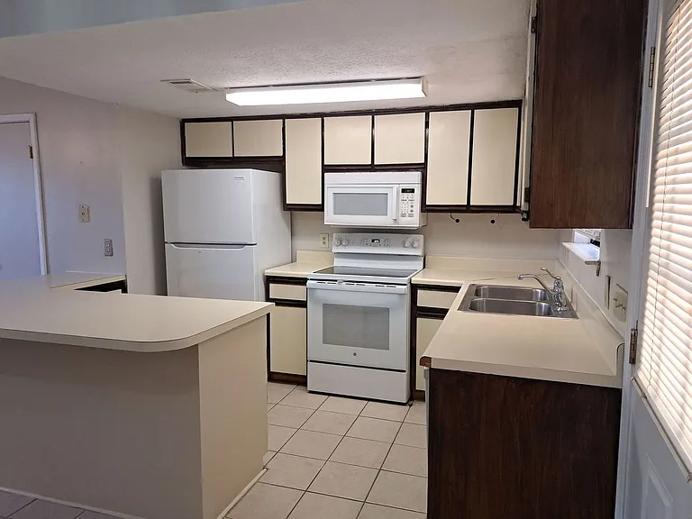 4837 S Lakewood Dr — Photo 2