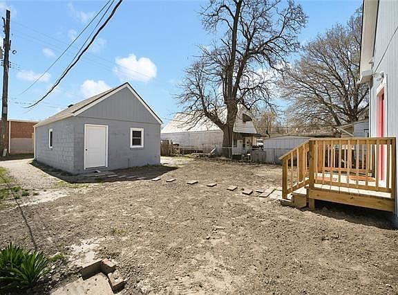 3rd image of 833 Scott Ave