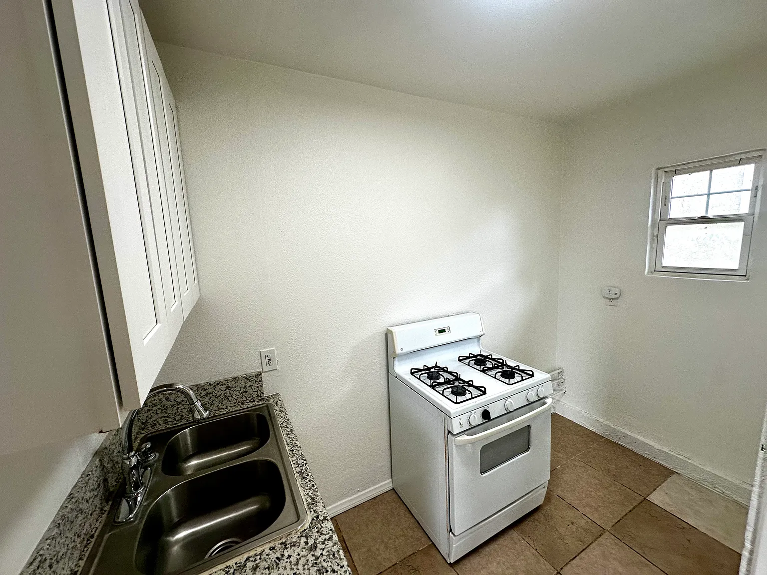 Studio, 700 sqft, $1,400 — Photo 2