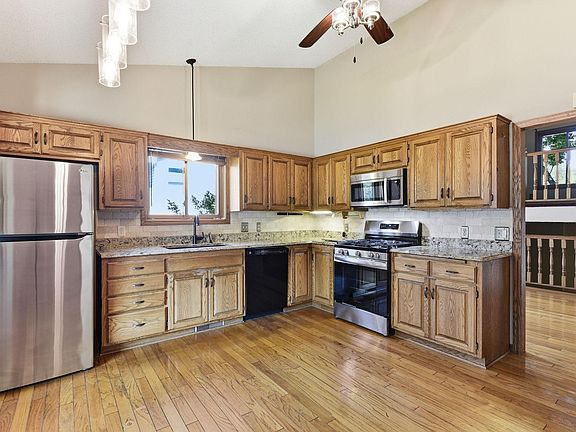 3rd image of 400 Interlachen Rd