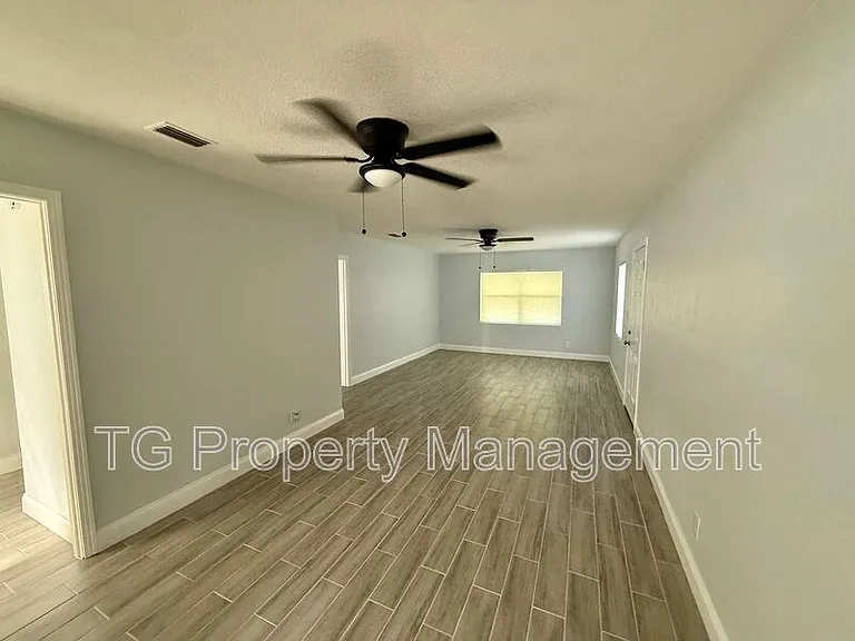 4721 E Castlewood Dr — Photo 5