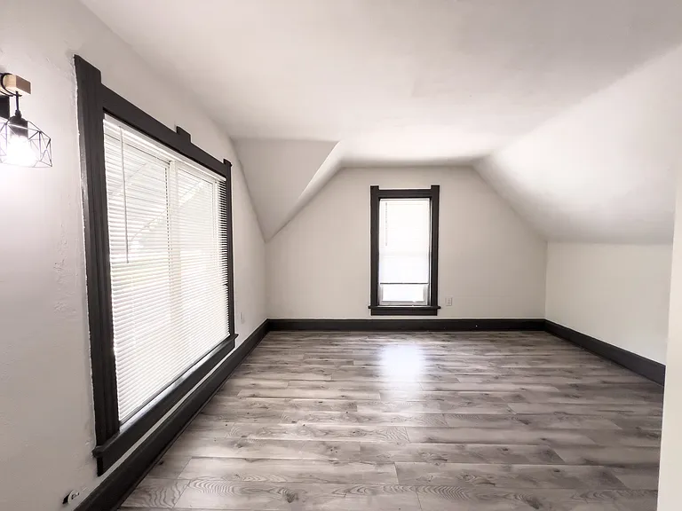 1424 E Broadway St — Photo 18