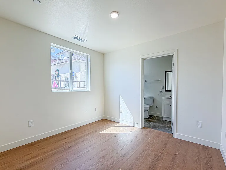 423 E 31st St — Photo 50