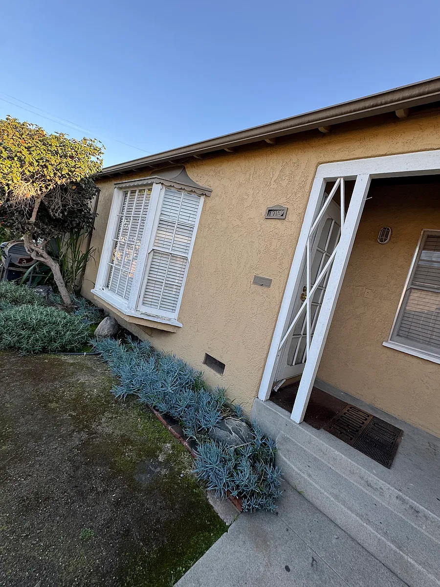 Building Photo - 1752 Chestnut Ave #1754