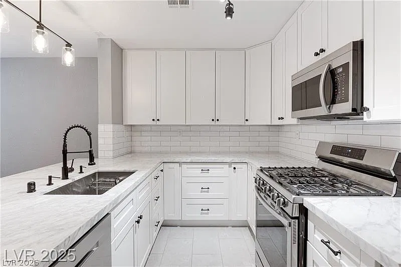 3 bed, 2.0 bath, 1234 sqft, $1,750 — Photo 2