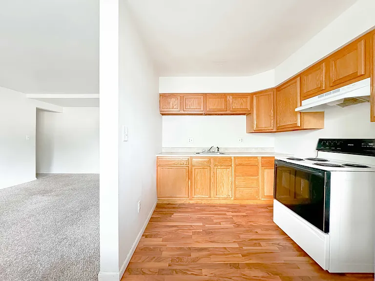 Village Shores Apartments — Photo 28