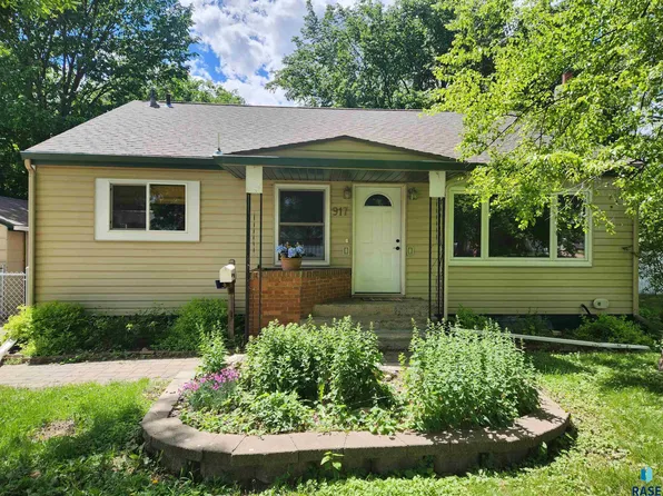 917 N Lincoln Ave, Madison, SD 57042