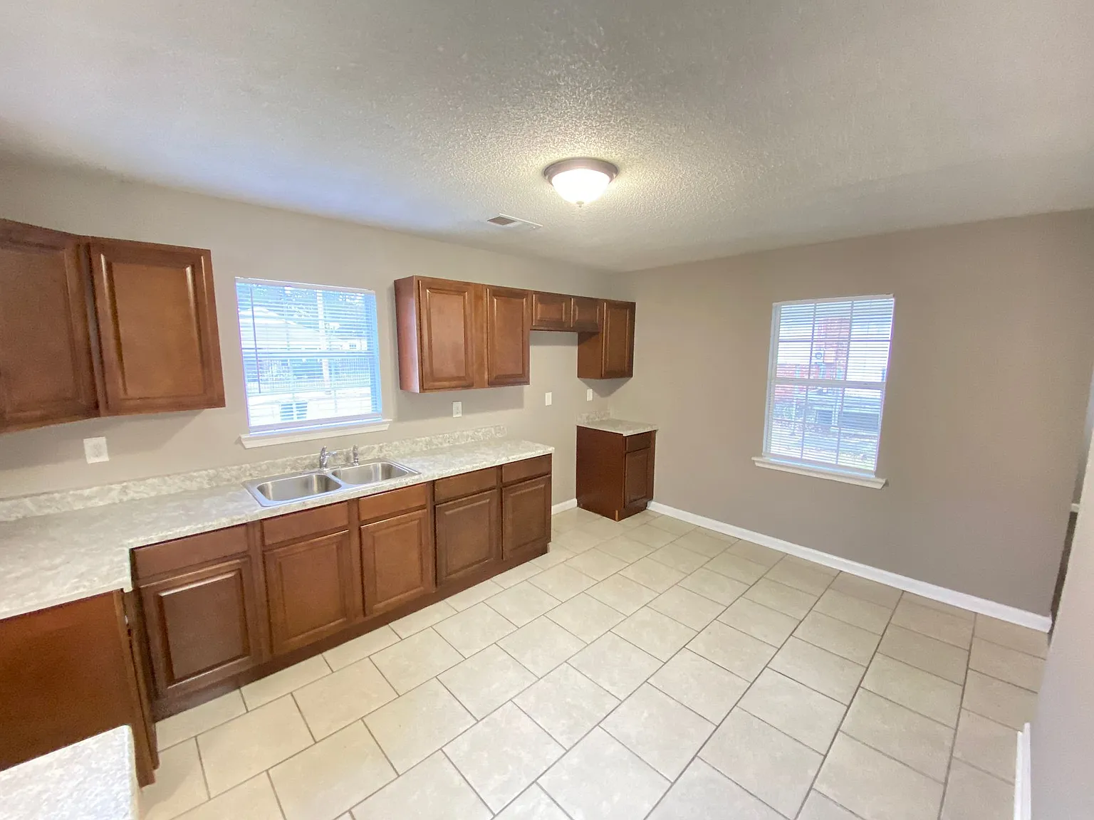 2161 Brown Ave — Photo 3