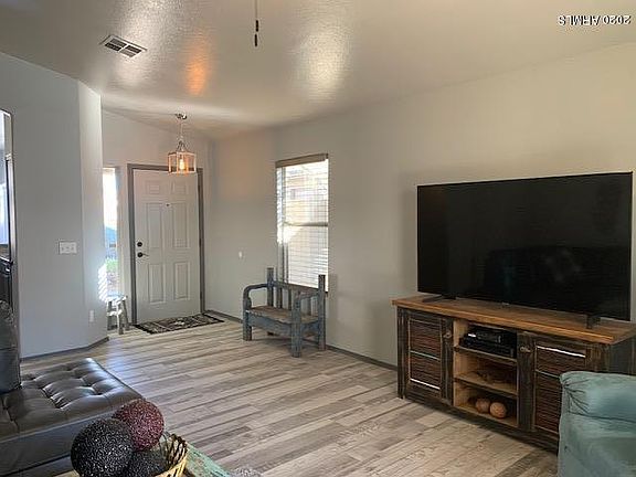 2nd image of 1043 W Tremaine Ave