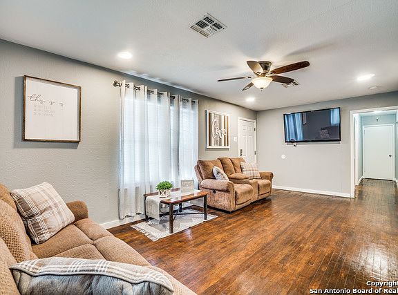 3rd image of 502 W Villaret Blvd