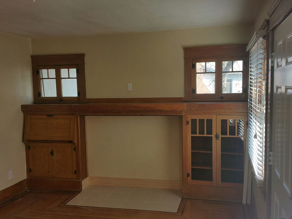 LivingRoomBuiltinDeskStorage