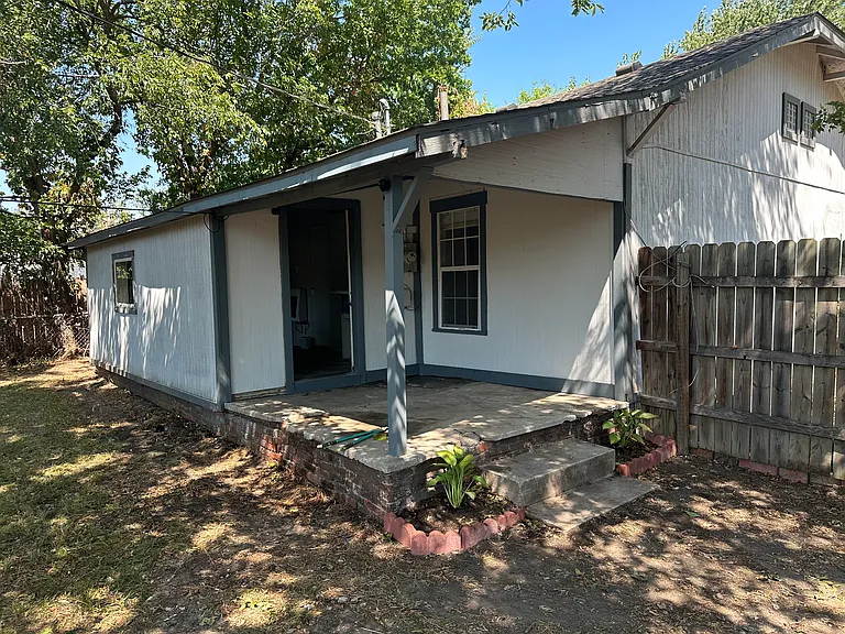 404 E Oak St — Photo 40