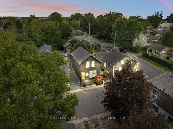 12 Drummond St, Kingston, ON K7K 5S1
