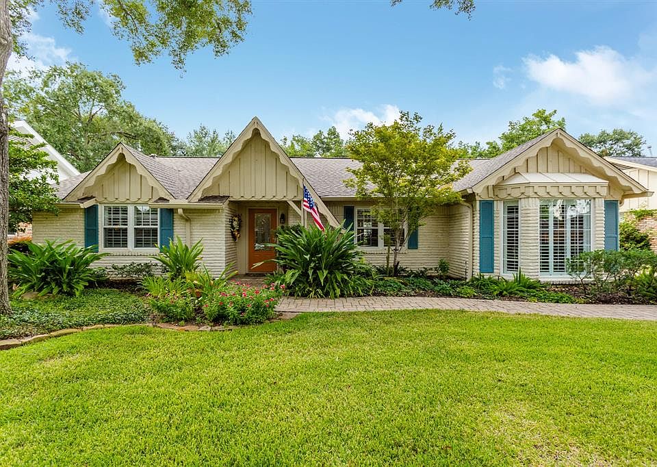 Welcome to 1806 Droxford Dr. in Timbergrove Manor, one of the most desirable inner-loop neighborhoods.