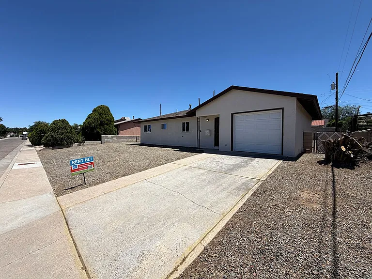 1512 Clancy Dr NE — Photo 2