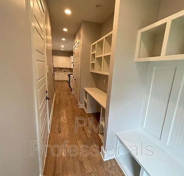 111 Creighton Ave #B — Photo 8