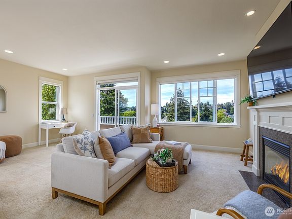 3rd image of 3030 31st Avenue W