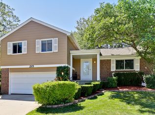 215 Augusta Dr, Vernon Hills, IL