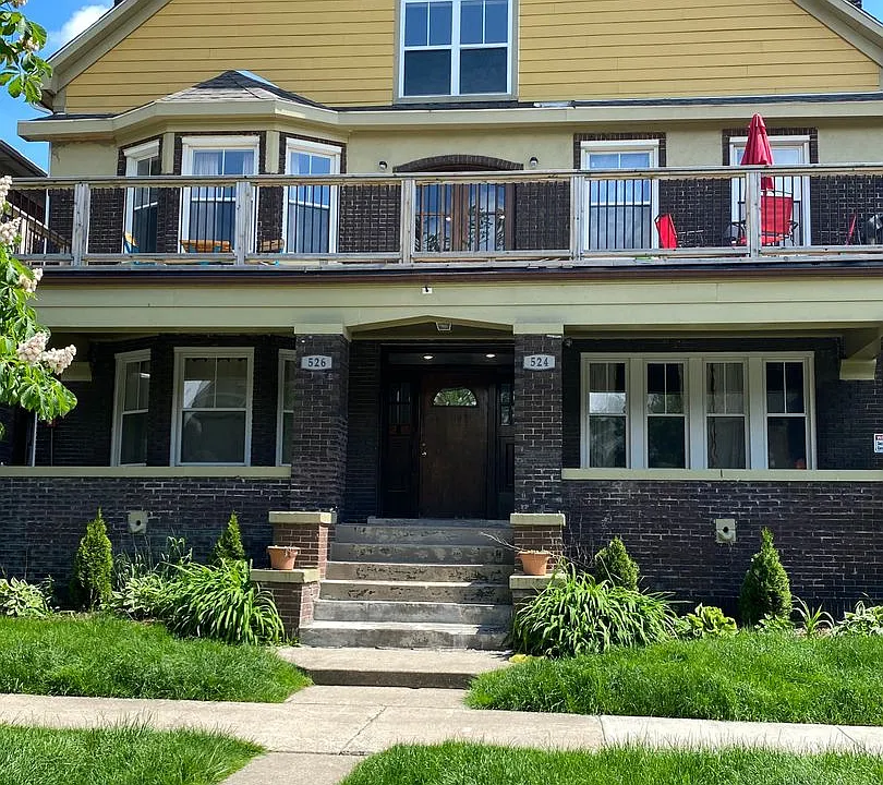 524-526 Kirby St E