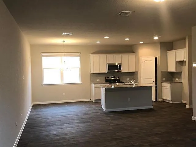 221 Naset Dr — Photo 3