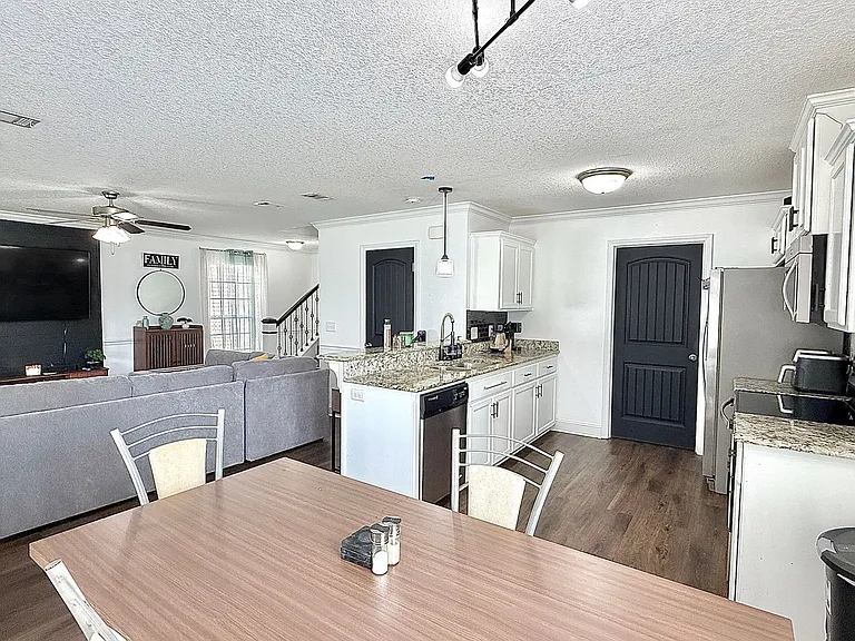 615 Amhearst Row — Photo 14