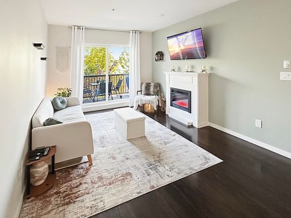 3rd image of 22290 North Ave #303