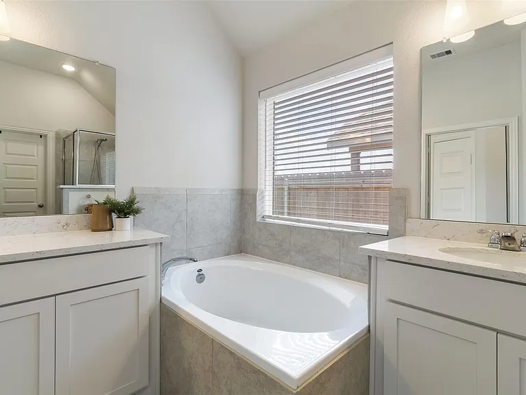 1262 Gainesville Dr — Photo 25