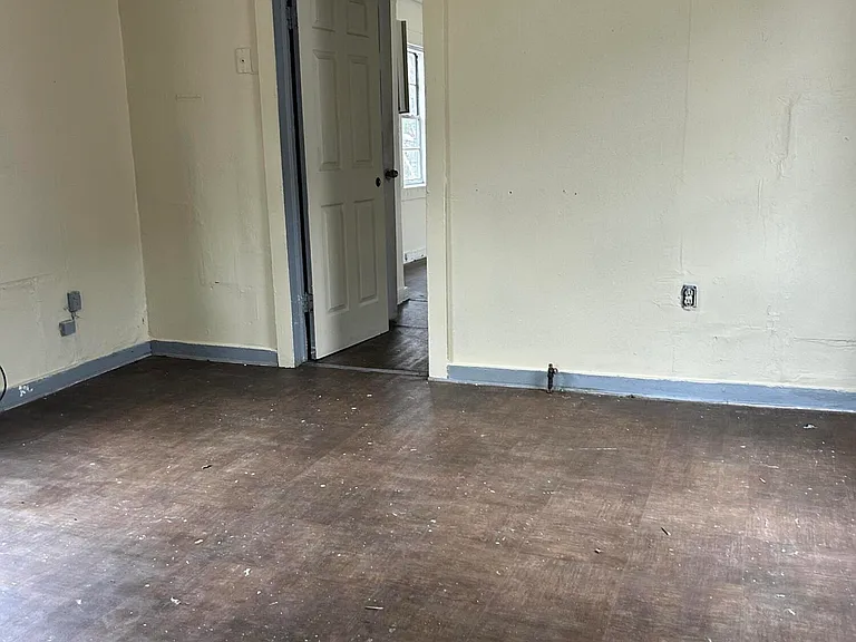 617 Avenue L — Photo 2