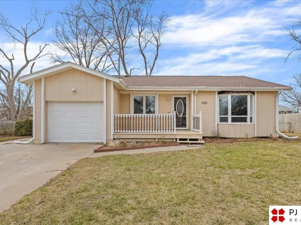606 N Park Dr, Gretna, NE 68028