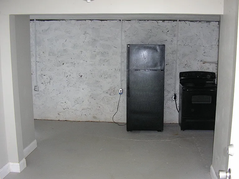 628 Woodford Ave — Photo 2