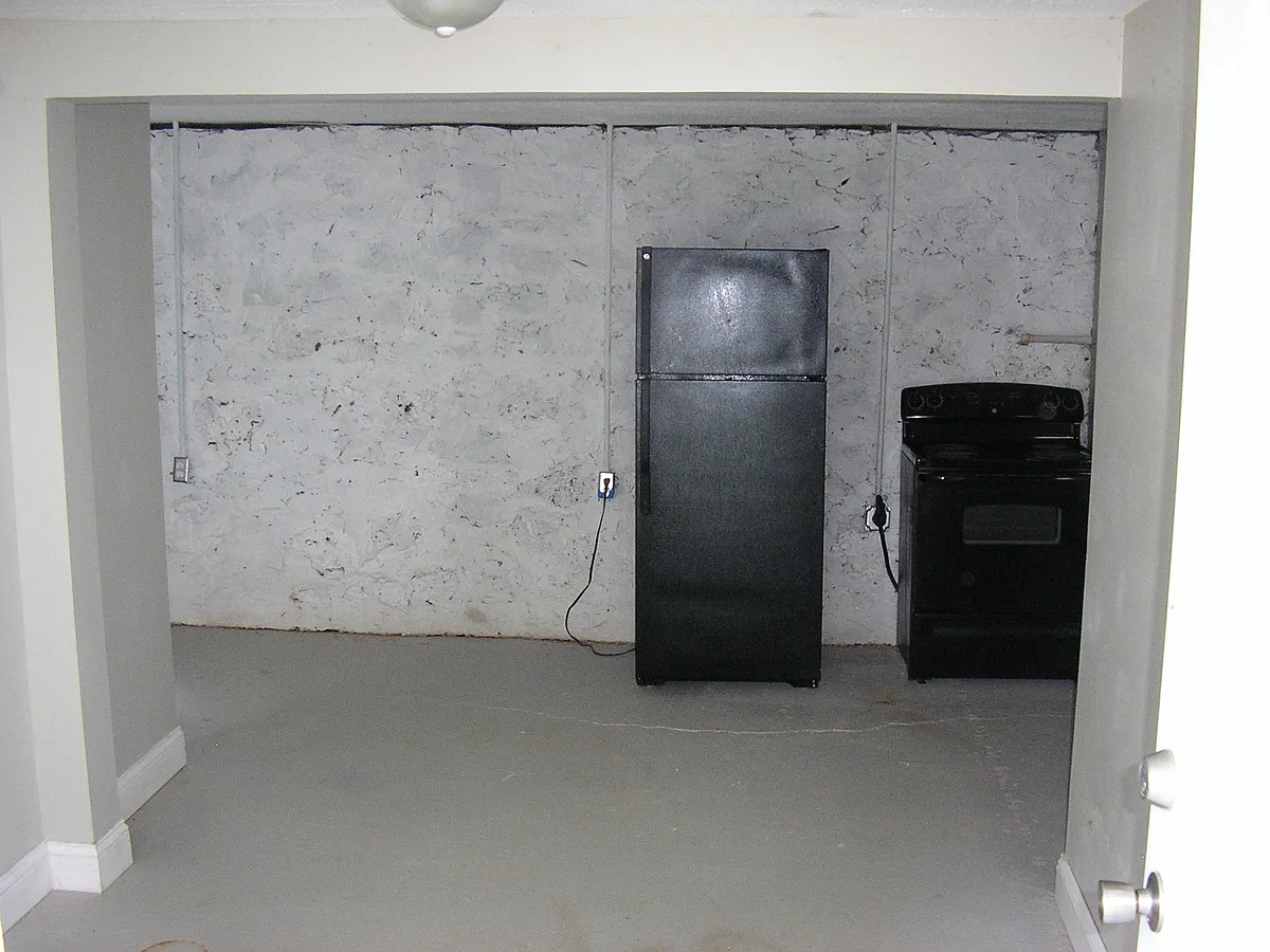 Building Photo - 628 Woodford Ave