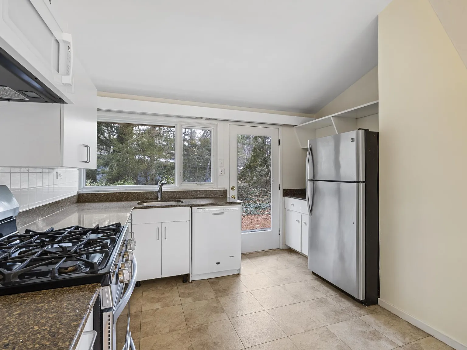 3 bed, 1194 sqft, $4,850 — Photo 4