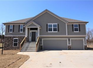 4005 Bennington Dr, Saint Joseph, MO 64506