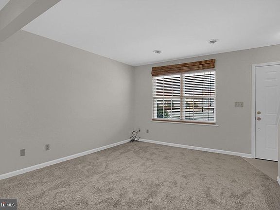5th image of 28 Southpoint Dr