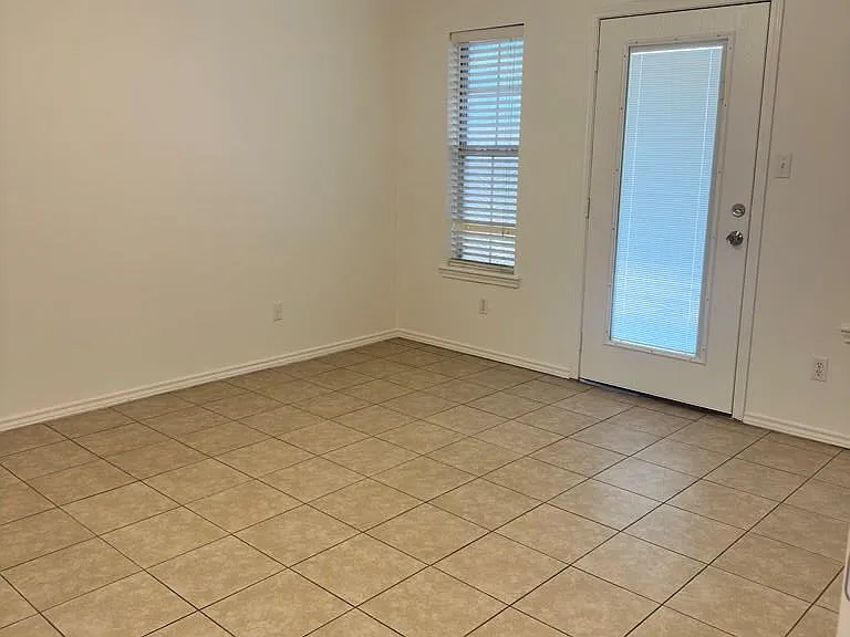 1630 Summerfield Ln N — Photo 12