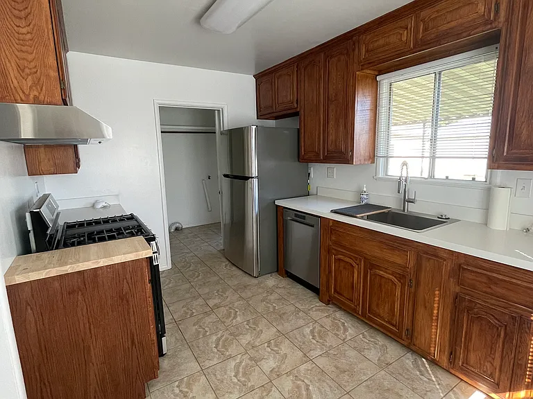 6048 Hardwick St — Photo 7